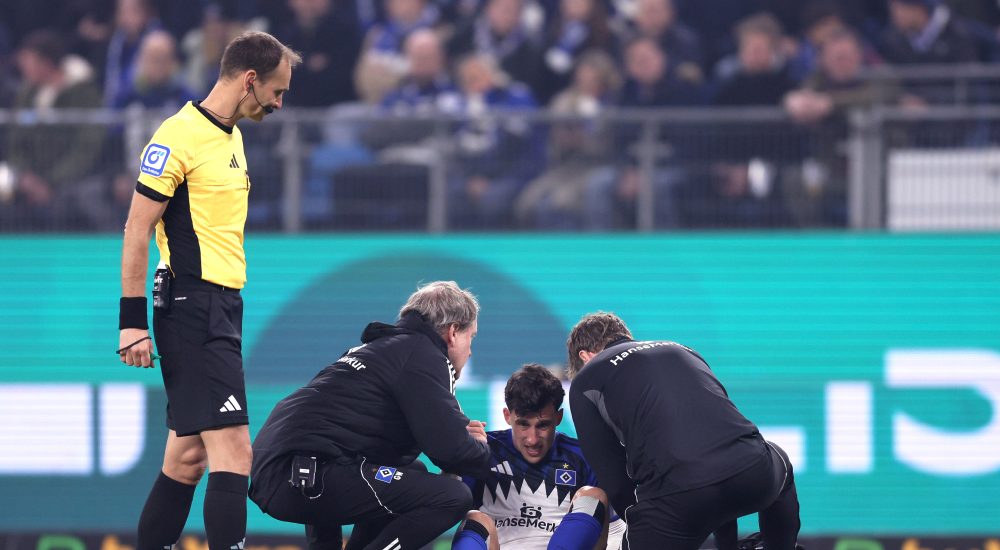 Der verletzte Nicolas Capaldo sitzt auf dem Boden und wird behandelt. Er hat ein schmerzverzerrtes Gesicht und muss ausgewechselt werden.