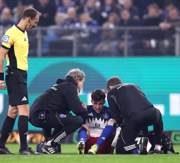 Der verletzte Nicolas Capaldo sitzt auf dem Boden und wird behandelt. Er hat ein schmerzverzerrtes Gesicht und muss ausgewechselt werden.