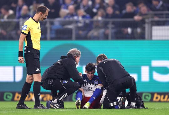 Der verletzte Nicolas Capaldo sitzt auf dem Boden und wird behandelt. Er hat ein schmerzverzerrtes Gesicht und muss ausgewechselt werden.