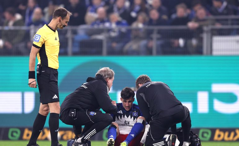 Der verletzte Nicolas Capaldo sitzt auf dem Boden und wird behandelt. Er hat ein schmerzverzerrtes Gesicht und muss ausgewechselt werden.