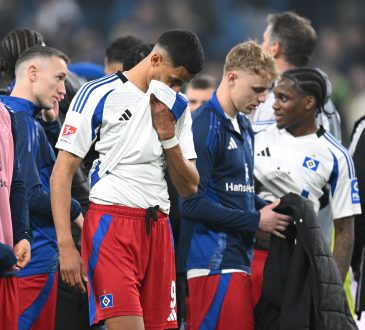Robert Glatzel and other HSV Players standing in front of their fans after draw against SV Elversberg in Hamburg, Volksparkstadion on 28th March 2025