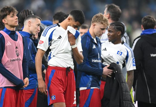 Robert Glatzel and other HSV Players standing in front of their fans after draw against SV Elversberg in Hamburg, Volksparkstadion on 28th March 2025