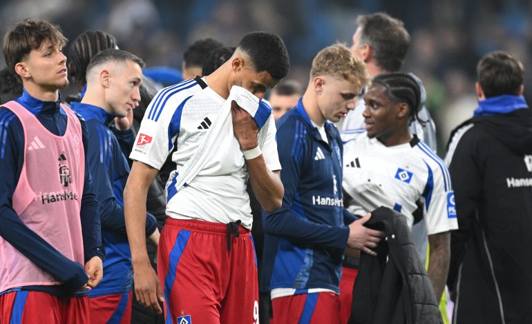Robert Glatzel and other HSV Players standing in front of their fans after draw against SV Elversberg in Hamburg, Volksparkstadion on 28th March 2025