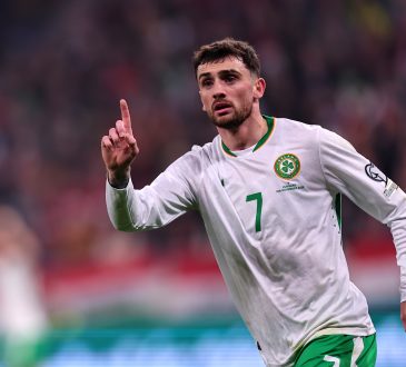 Irland-Stürmer Troy Parrott setzt gegen Ungarn zum Jubel an.