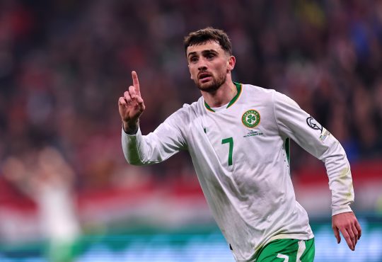 Irland-Stürmer Troy Parrott setzt gegen Ungarn zum Jubel an.