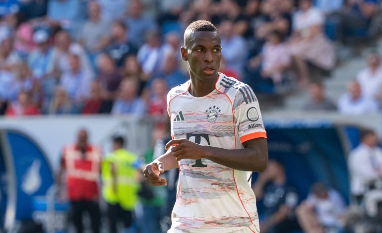 Nicolas Jackson im Trikot vom FC Bayern München