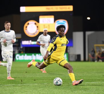 Rayane Messi im Trikot vom Neom SC am Ball