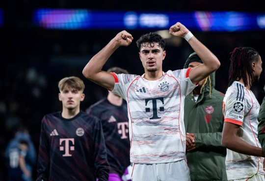 Aleksandar Pavlovic im Trikot vom FC Bayern München