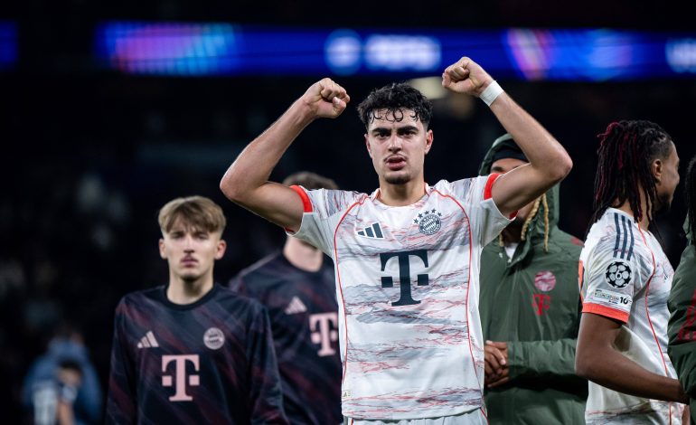 Aleksandar Pavlovic im Trikot vom FC Bayern München