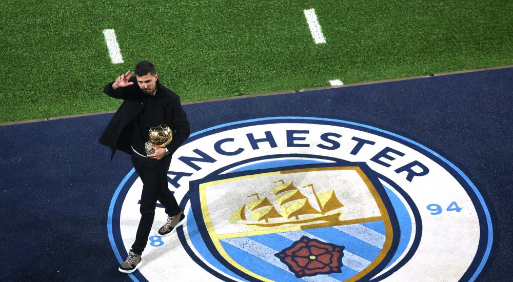 Rodri von Manchester City mit seiner Ballon-d’Or-Trophäe