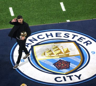Rodri von Manchester City mit seiner Ballon-d’Or-Trophäe
