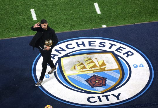 Rodri von Manchester City mit seiner Ballon-d’Or-Trophäe