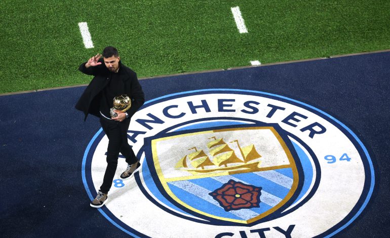 Rodri von Manchester City mit seiner Ballon-d’Or-Trophäe