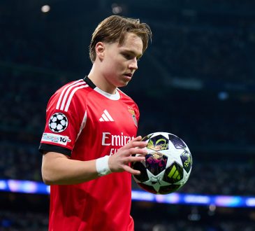 Benfica Lissabon-Angreifer Andreas Schjelderup mit Ball in der Hand im Champions League-Spiel gegen Real Madrid