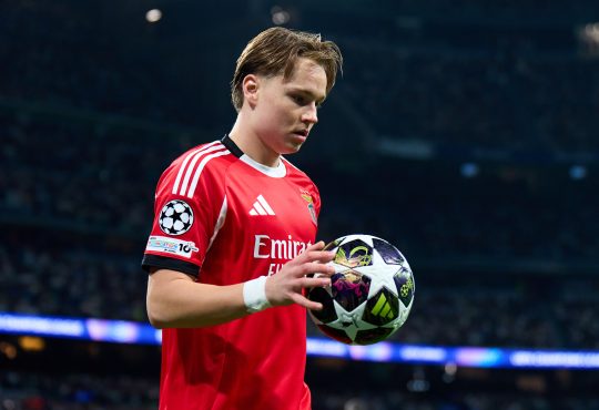 Benfica Lissabon-Angreifer Andreas Schjelderup mit Ball in der Hand im Champions League-Spiel gegen Real Madrid