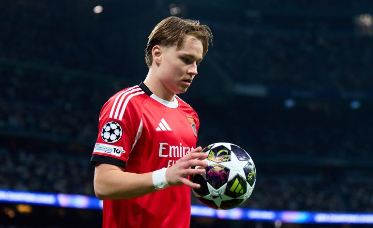 Benfica Lissabon-Angreifer Andreas Schjelderup mit Ball in der Hand im Champions League-Spiel gegen Real Madrid