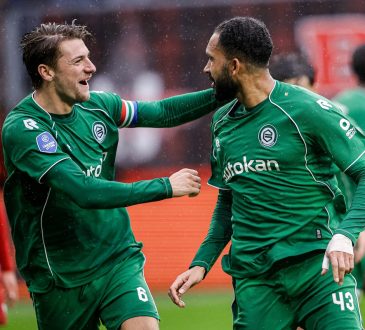 Marvin Peersman vom FC Groningen feiert das erste Tor zusammen mit Stije Resink vom FC Groningen.