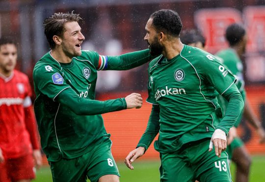 Marvin Peersman vom FC Groningen feiert das erste Tor zusammen mit Stije Resink vom FC Groningen.