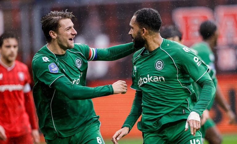 Marvin Peersman vom FC Groningen feiert das erste Tor zusammen mit Stije Resink vom FC Groningen.