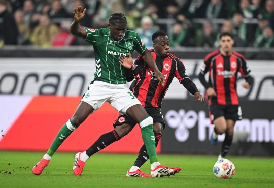 Karim Coulibaly im Zweikampf mit Eintracht Frankfurts Kalimuendo.