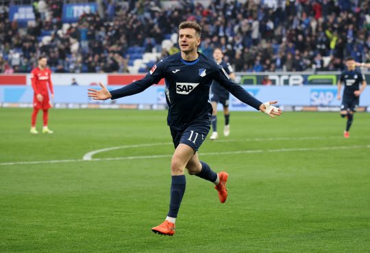 Fisnik Asllani von der TSG 1899 Hoffenheim jubelt nach seinem Treffer gegen den SC Freiburg