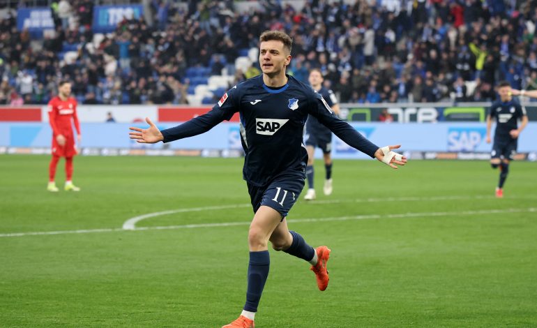 Fisnik Asllani von der TSG 1899 Hoffenheim jubelt nach seinem Treffer gegen den SC Freiburg