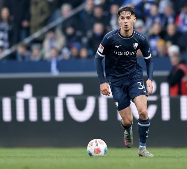 Cajetan Lenz im blauen VfB Bochum Trikot am Ball.