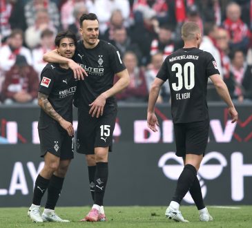 Haris Tabakovic jubelt zusammen mit Jens Castrop links von Nico Elvedi im Auswärtstrikot der Borussia Mönchengladbach.