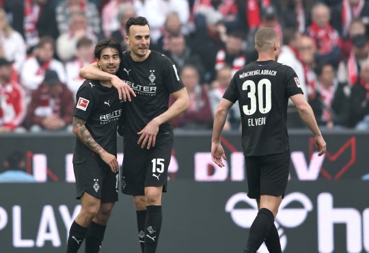 Haris Tabakovic jubelt zusammen mit Jens Castrop links von Nico Elvedi im Auswärtstrikot der Borussia Mönchengladbach.