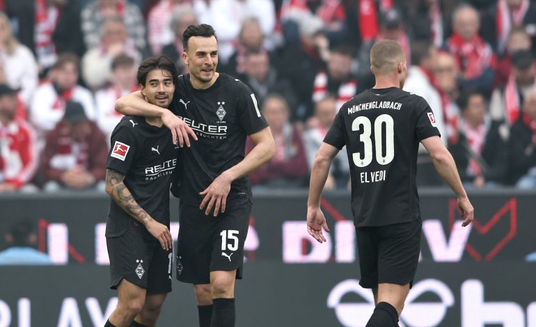 Haris Tabakovic jubelt zusammen mit Jens Castrop links von Nico Elvedi im Auswärtstrikot der Borussia Mönchengladbach.