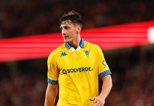 Felix Bacher im Trikot von Estoril Praia