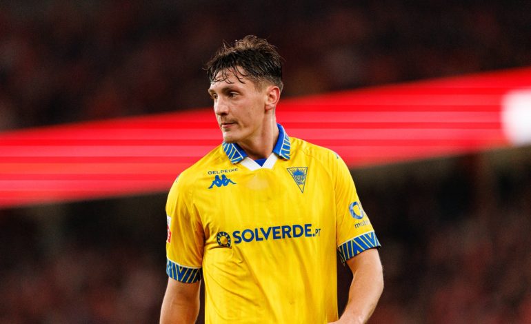 Felix Bacher im Trikot von Estoril Praia