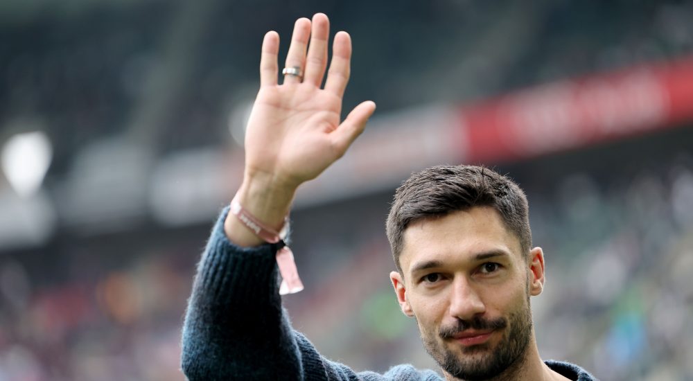 Tim Kleindienst winkt den Gladbach-Fans zu.