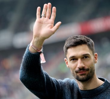 Tim Kleindienst winkt den Gladbach-Fans zu.