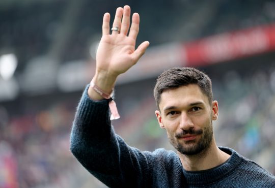 Tim Kleindienst winkt den Gladbach-Fans zu.
