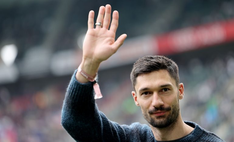 Tim Kleindienst winkt den Gladbach-Fans zu.