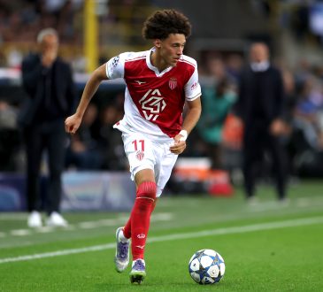 Maghnes Akliouche mit Ball am Fuß in der Champions League