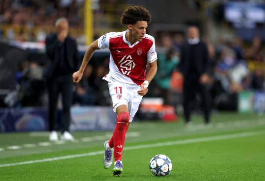 Maghnes Akliouche mit Ball am Fuß in der Champions League