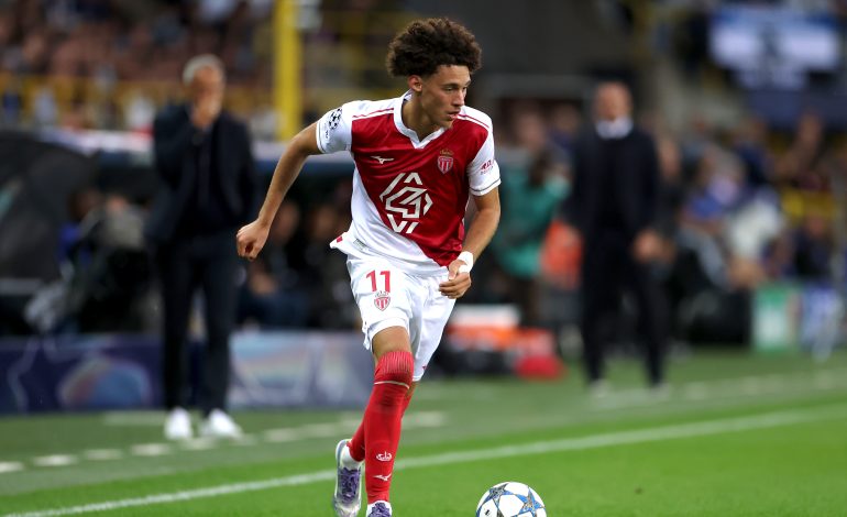 Maghnes Akliouche mit Ball am Fuß in der Champions League