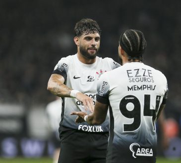 Yuri Alberto klatscht mit Memphis Depay ab