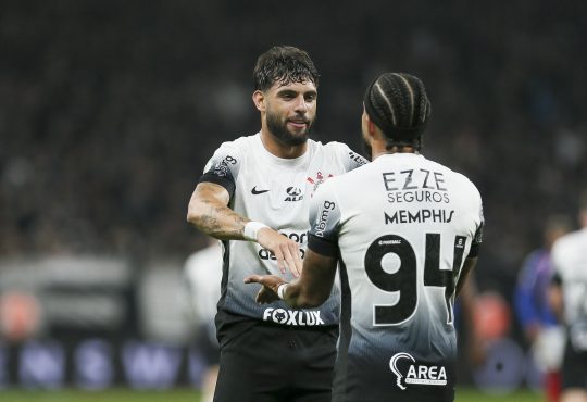 Yuri Alberto klatscht mit Memphis Depay ab