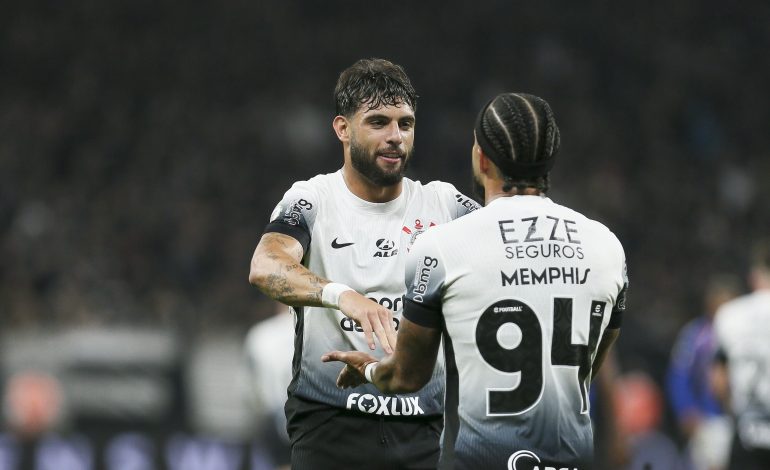 Yuri Alberto klatscht mit Memphis Depay ab