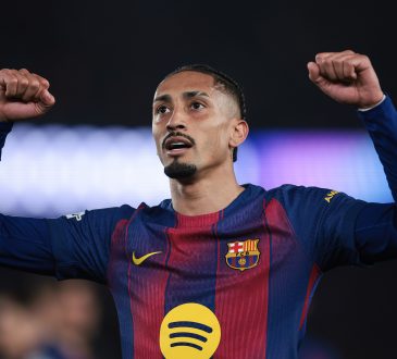 Raphinha vom FC Barcelona jubelt beim Champions-League-Spiel gegen Newcastle United.