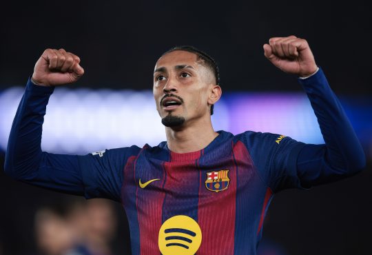 Raphinha vom FC Barcelona jubelt beim Champions-League-Spiel gegen Newcastle United.