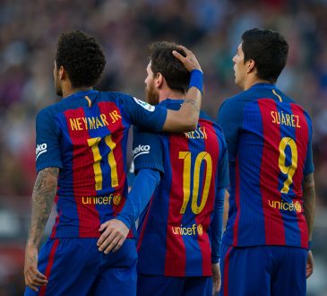 Neymar, Lionel Messi und Luis Suarez stehen im Barca Trikot nebeneinander.