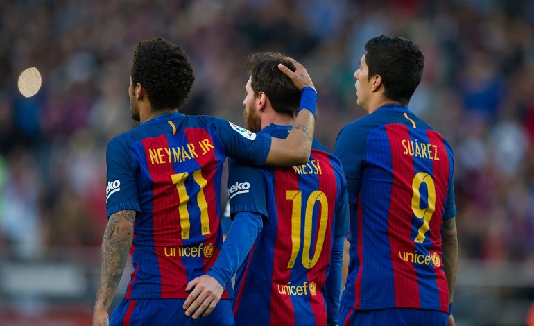 Neymar, Lionel Messi und Luis Suarez stehen im Barca Trikot nebeneinander.