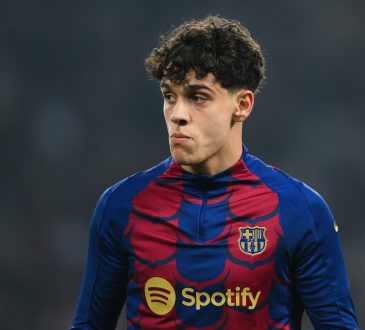 Hector Fort im Aufwärmshirt des FC Barcelona