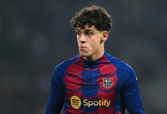 Hector Fort im Aufwärmshirt des FC Barcelona