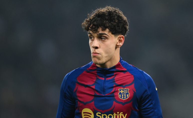 Hector Fort im Aufwärmshirt des FC Barcelona