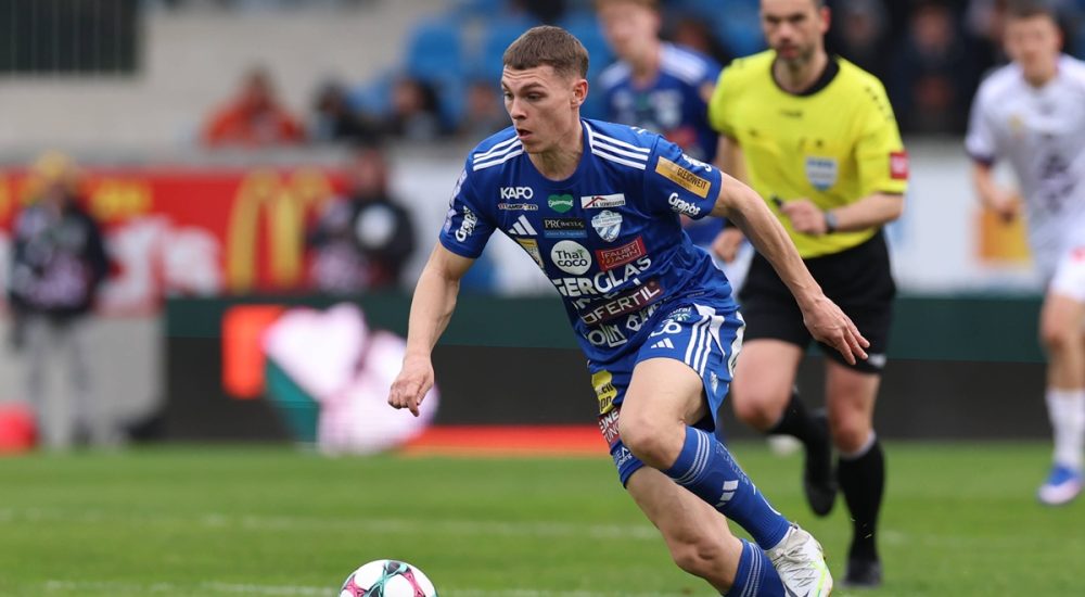 Elias Havel von der TSV Hartberg mit Ball am Fuß